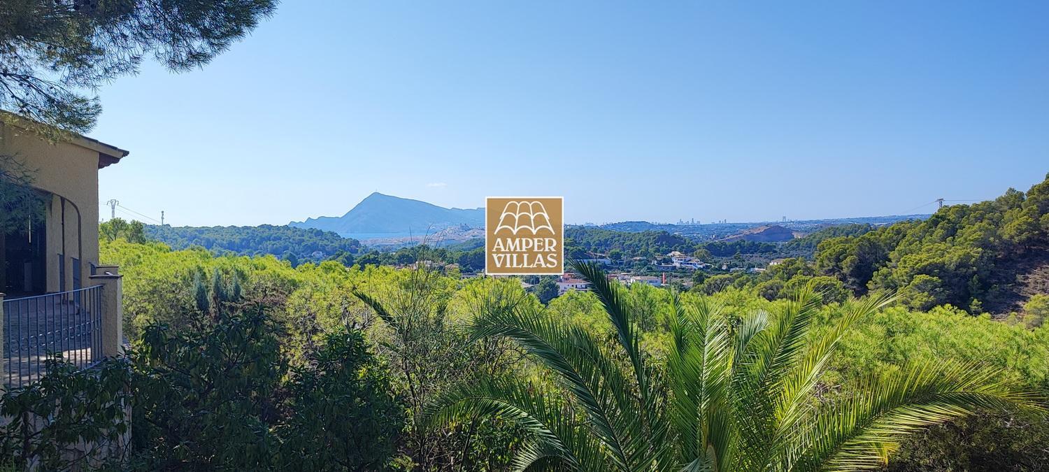 Beautiful Mediterranean villa with guest house and panoramic views.